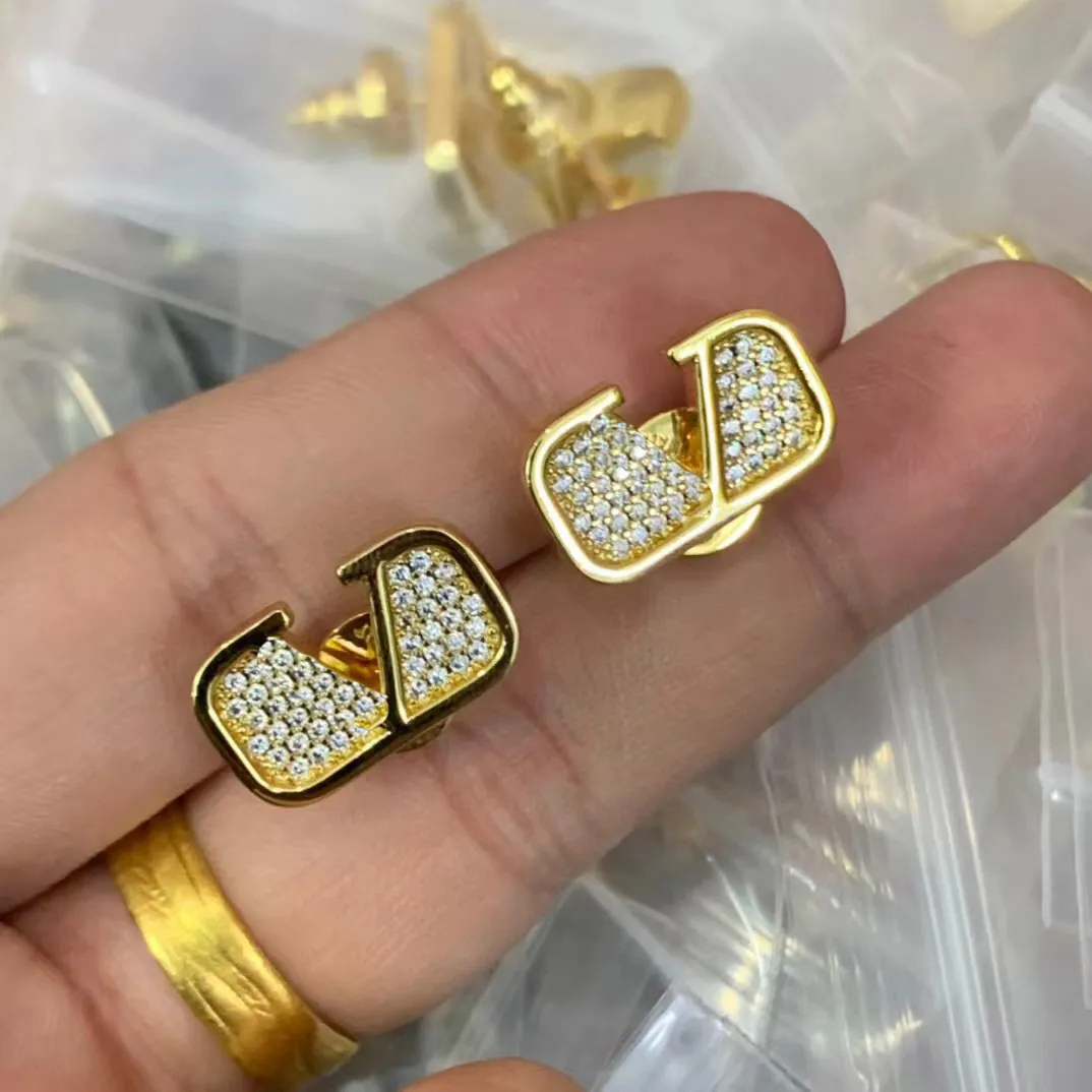 earrings designer for women stud luxury shape brass gold V letter brass jewelry classic support retail and wholesale111