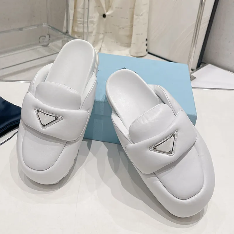 blanco Baotou fondo plano Diseñador Mujer Zapatillas Mula Diapositivas Plano Elegante Piel de cordero Verano Moda de lujo Señoras Playa al aire libre Chanclas planas Sandalia barbecho