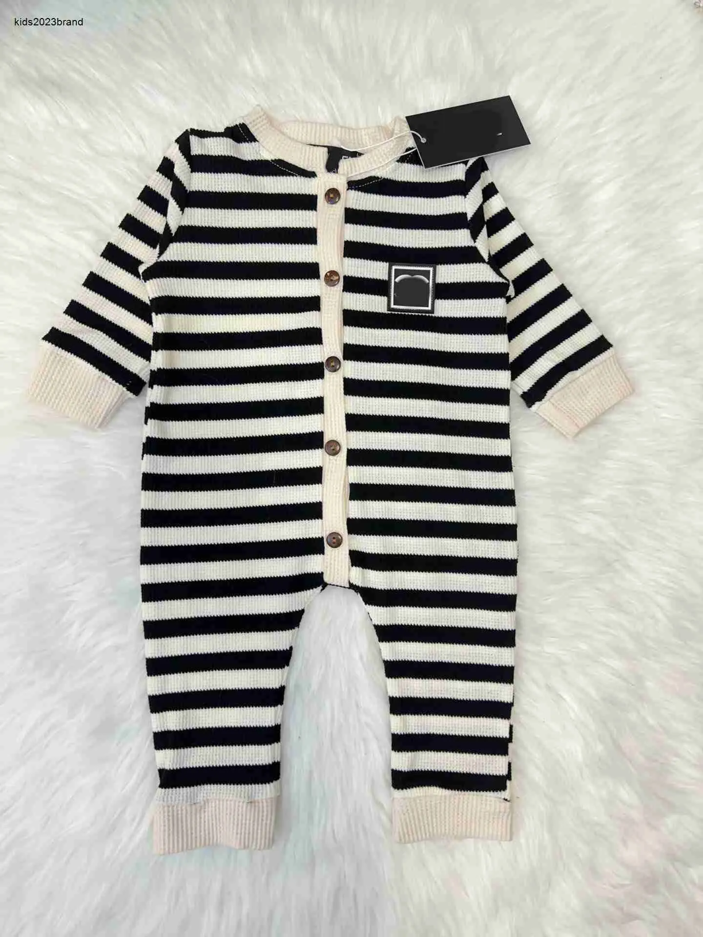 Neuer Body für Neugeborene. Baby-Overalls mit Kontraststreifen-Design, Größe 59–100. Krabbelanzug mit angenehmem Tragegefühl. Okt. 15