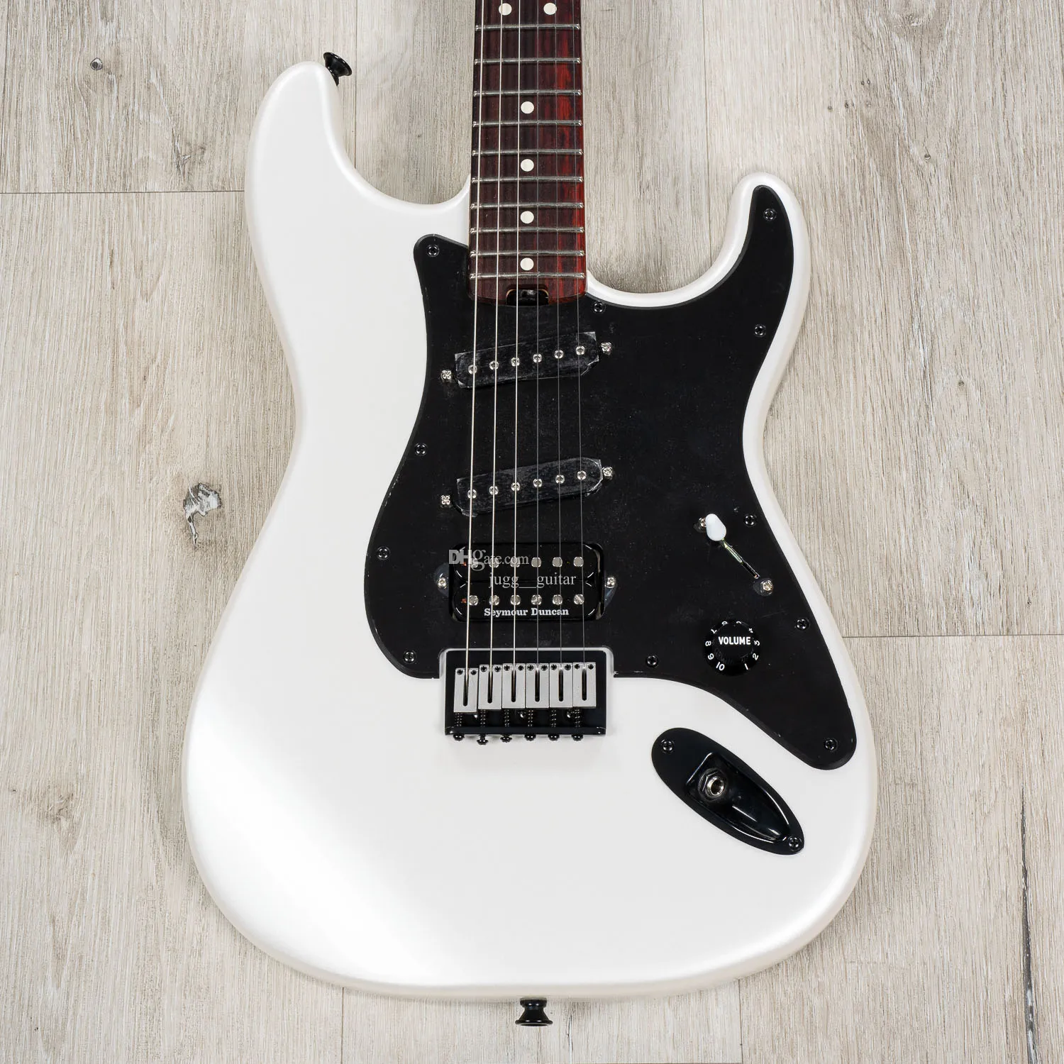 Charv Jake E Lee Signature Pro-Mod So-Cal Style 1 HSS HT RW Guitare électrique blanche Touche en palissandre Tremolo Bridge Matériel noir Dot Inlay