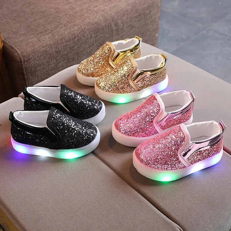 Chaussures plates Enfants brillant chaussures décontractées mode LED allumer des baskets pour filles garçons paillettes enfants semelle souple anti-dérapant conseil 231019