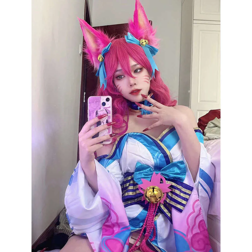 Ahri de League Of Legends posa con su skin K/DA en el cosplay de Maki, image size:1000x1000