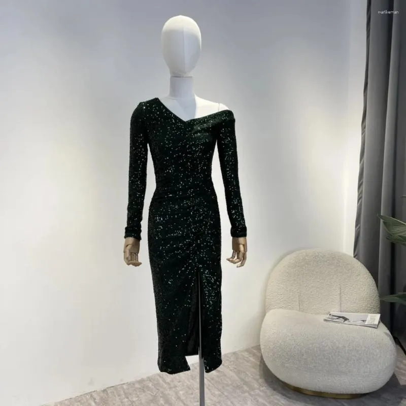 Robes décontractées 2023 Automne Hiver Top Qualité Lumière Luxe Un côté Épaule Tombée Split Vintage Vert Foncé Robe Midi Pour Femmes