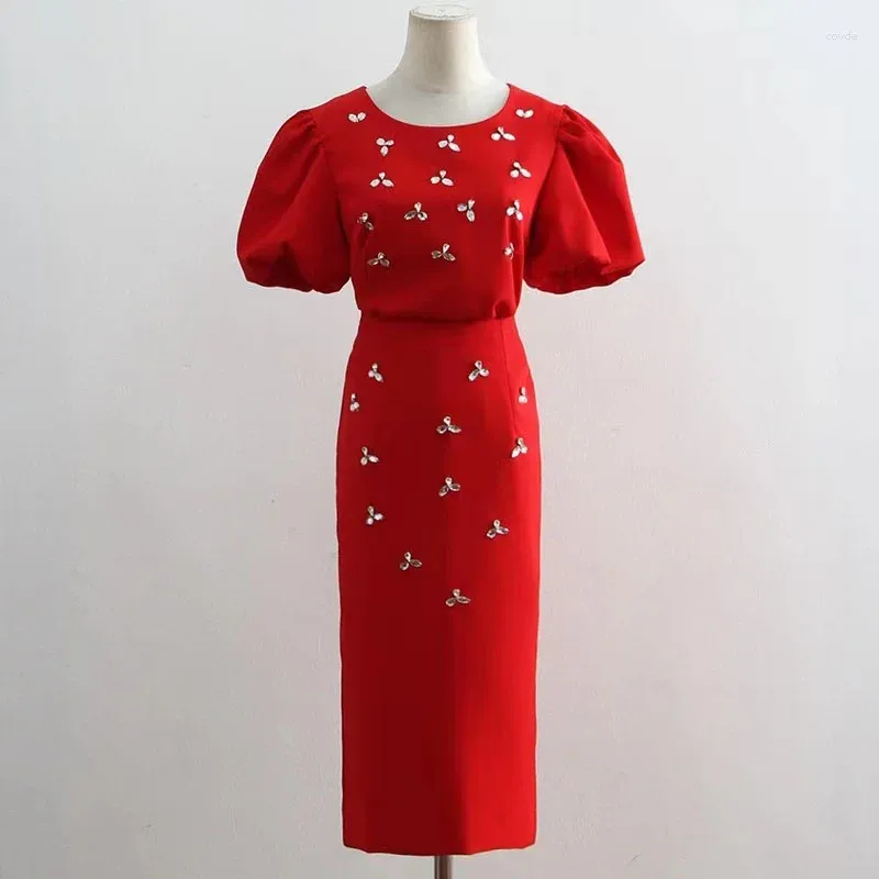 Sukienki robocze luksusowe diamentowe plisowane czerwone bąbelkowe rękaw o szczupły top Top podzielone wysoką talię pół spódnicy midi Dwuczęściowe zestawy lato 2023 wieczór