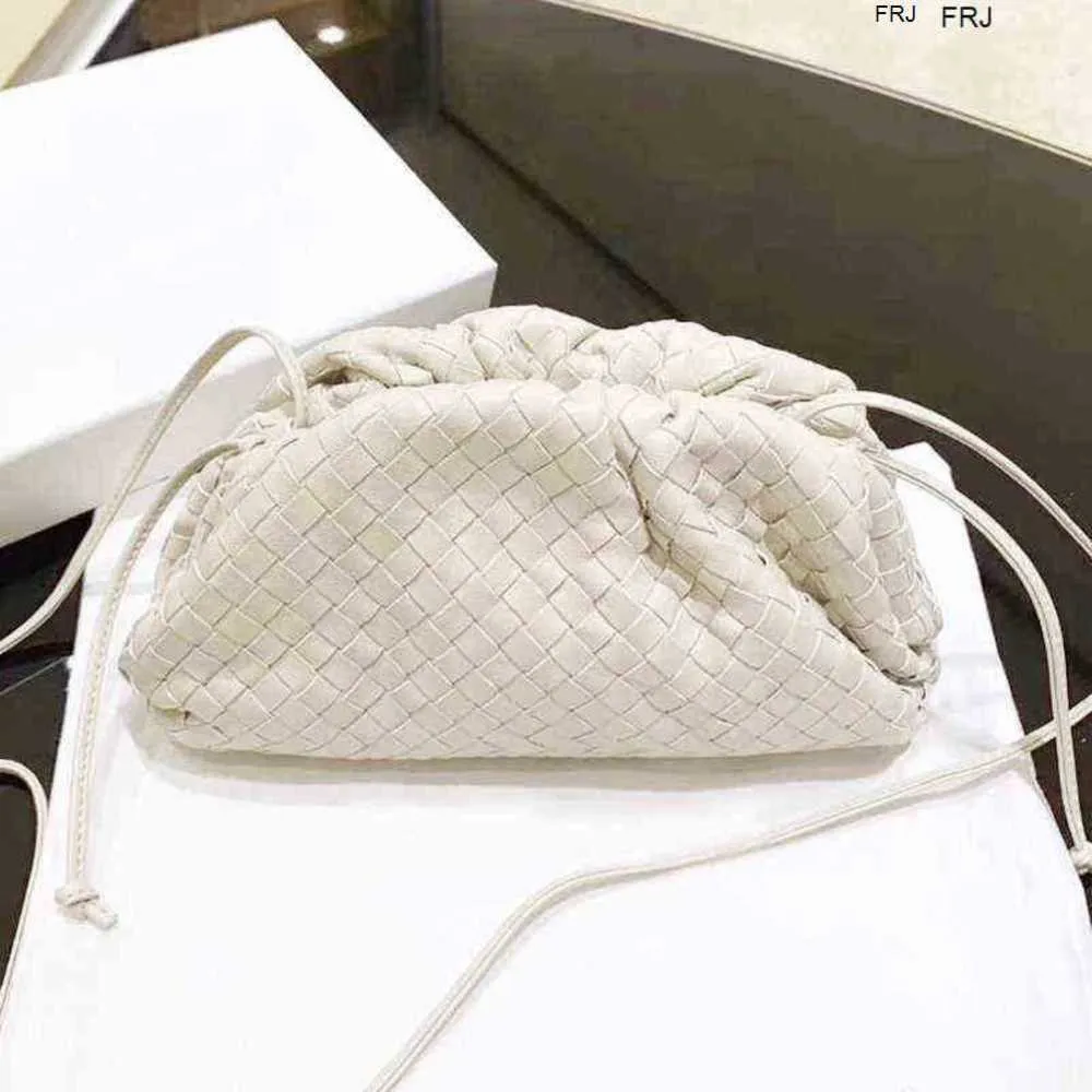 Bottegassvenetas Bags Pouch 2023 New Ins Leather Woven Cloud Bag Soft Dumpling Fashionable One Shoulder Messenger Hand Wrinkled Female Have Logo Frj frj