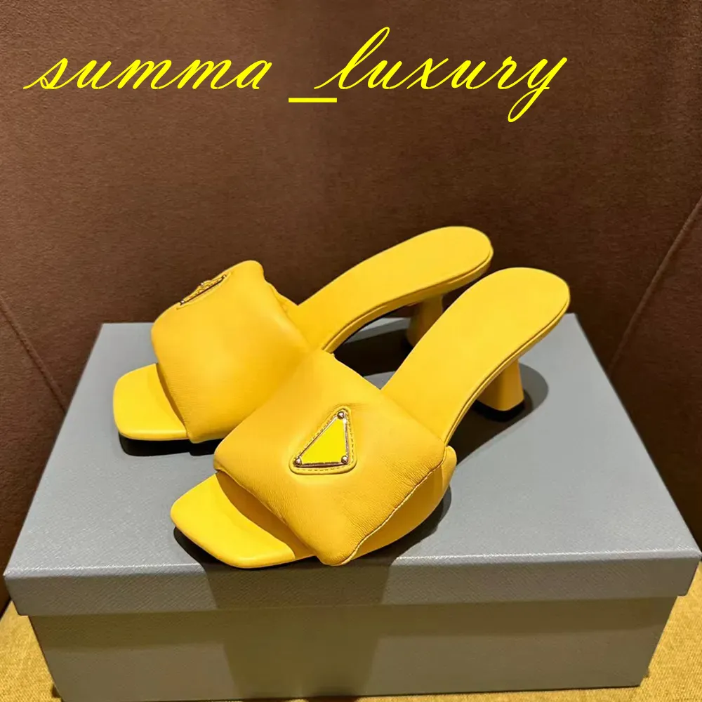 Miękkie wyściełane skórzane kapcie Slajdy Letnie 6,5 cm sztyletowe sznurki Sandały Buty poślizgowe na trójkąt logo płaskie sandał dla kobiet luksusowy projektant 35-42
