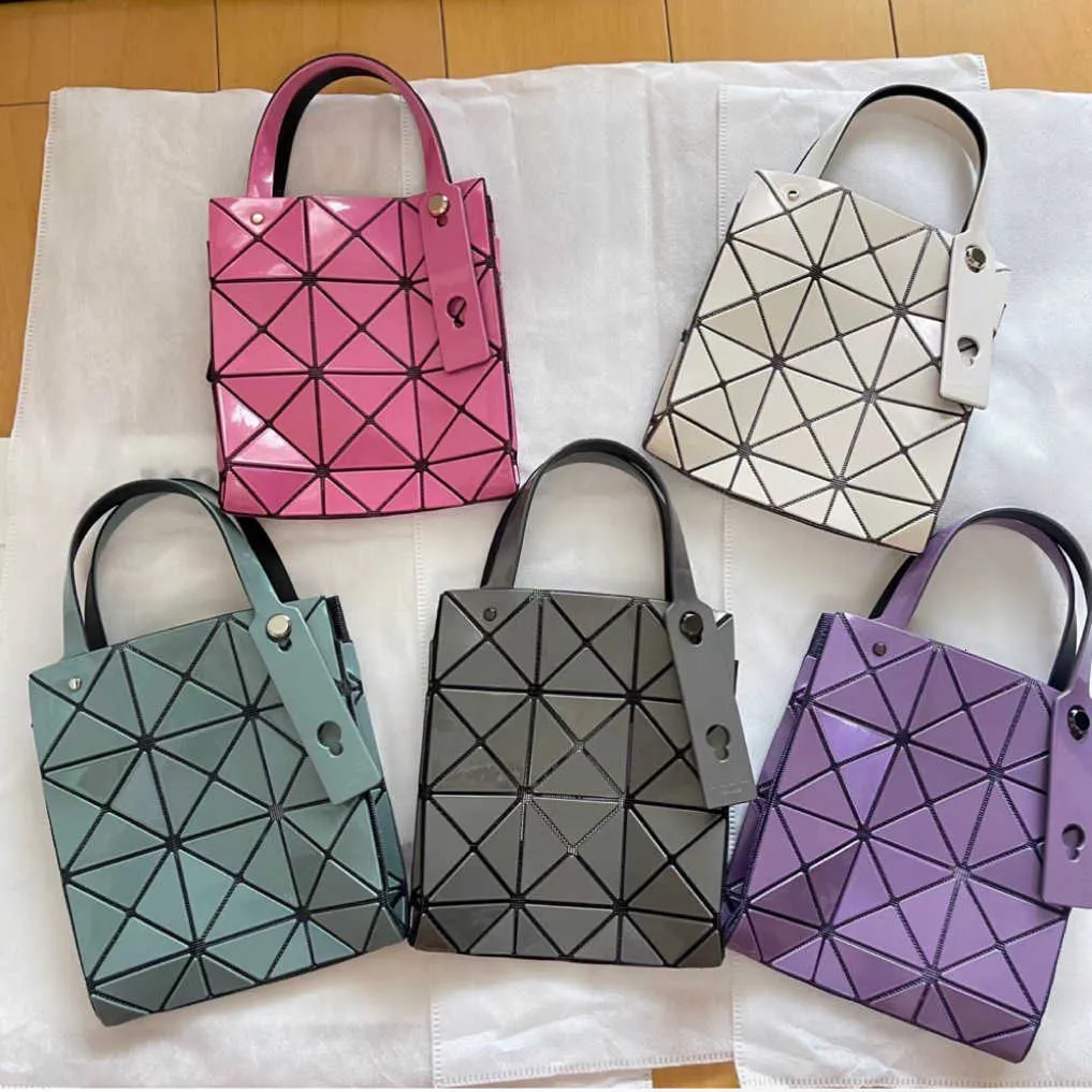 2023 Sanzhai Septembre Vérificateur de diamant géométrique Small Box Triangle Bright Face Metal Womenone Sac à main