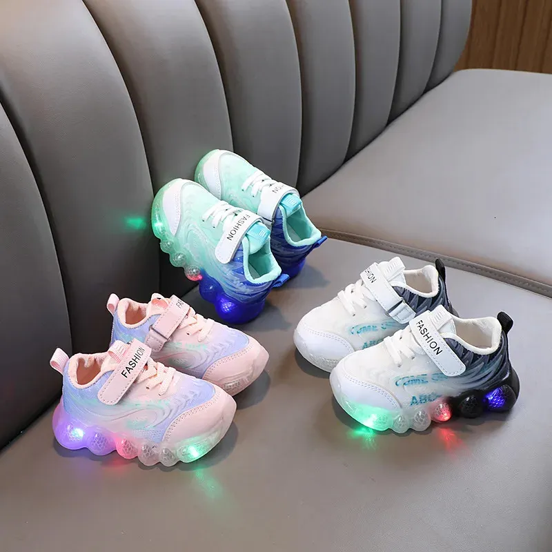 Chaussures plates Enfants LED chaussures garçons filles maille respirant enfants baskets automne brillant chaussures décontractées enfant en bas âge antidérapant sport course 231019