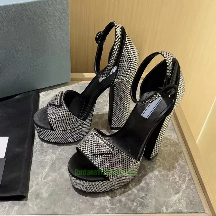 Designer de luxo sandálias de strass vestido sapatos mulheres triângulo invertido marca de salto alto senhora plataforma clássico salto grosso tornozelo cinta sapatos de banquete