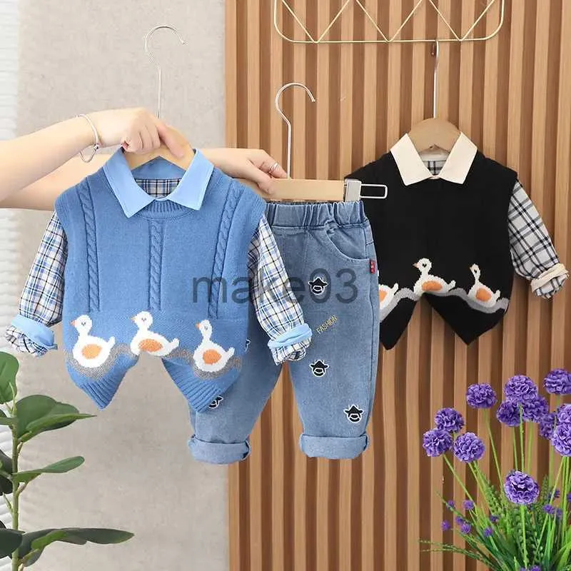 Kledingsets 2023 Herfst Kinderen Jongen 3 Stuks Kleding Set Eend Trui Vest Plaid Lange Mouw Borduren Jeans Baby baby Meisje Pak J231020