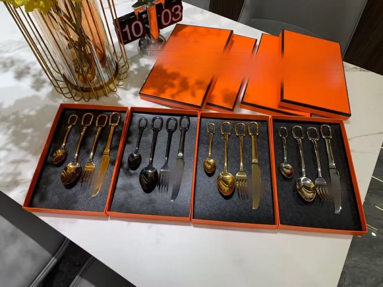 Set di stoviglie di lusso Segnaletica coltello forchetta cucchiaio e cucchiaio da dessert per 4 pezzi 1 set di posate Disponibile in 4 colori acciaio inossidabile 304 di alta qualità per la decorazione domestica