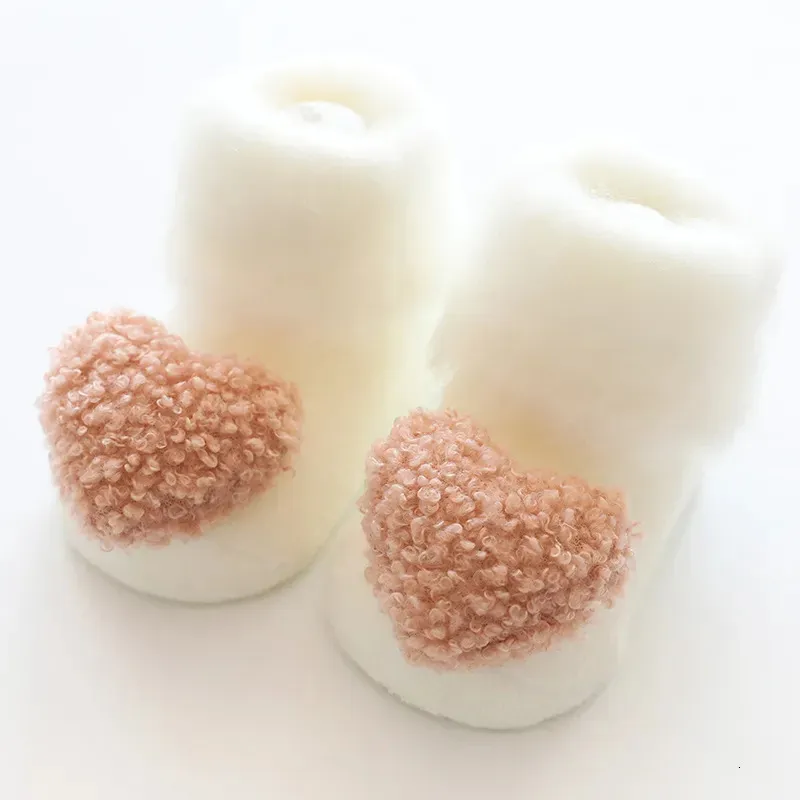 Skarpetki dla dzieci koreańskie słodkie dziewczynki chłopcy maluch białe ubrania termiczne jesienne zimowe aksamitne pluszowe utrzymanie ciepła Born Anti Slip Floor 231020