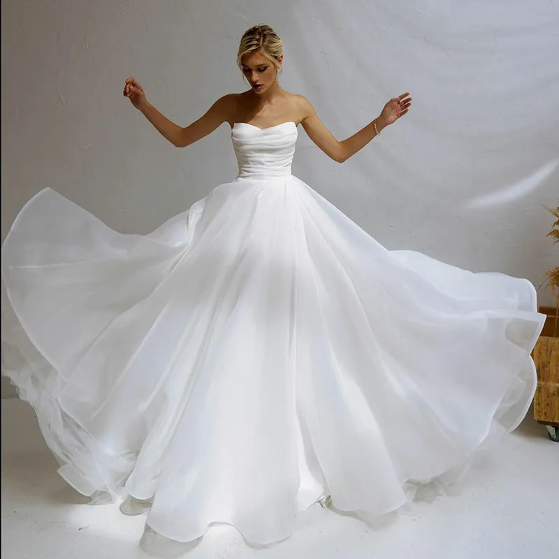 Elegant Strapless A-Line Organza Sweetheart Neckline Wedding Dress with Pleats and Silt for Women - and Modern Bridal Gown (2024)