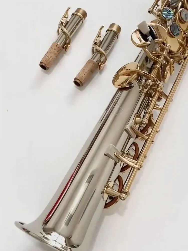 Silbernes, professionelles B-Sopransaxophon, komplett aus Silber gefertigt, professionelle Tonsaxosopranistin, die Jazzinstrumente spielt 01