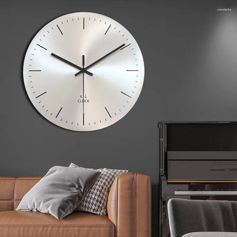 Zegary ścienne Nordic Metal Clock Ciche Creative Design Sypialnia Srebrna liczba mechaniczna Orologio Da Parete Kitchen Decorction
