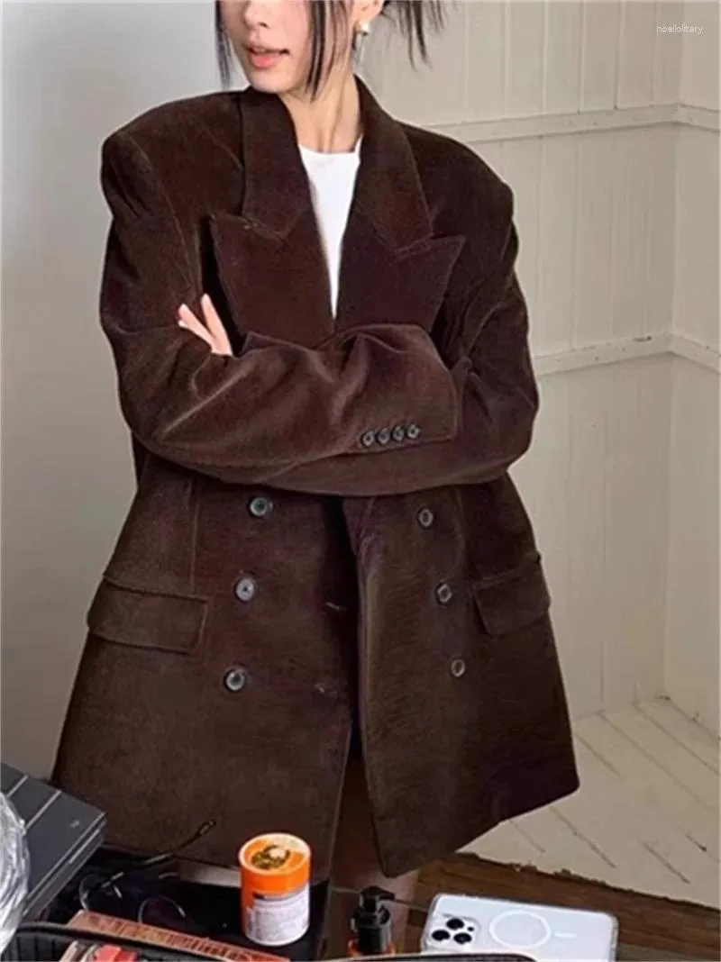 Costumes pour femmes Femmes Marron Foncé Velours Côtelé Blazer Manteau Hiver 2023 Dames Double Boutonnage À Manches Longues Veste Droite Haut