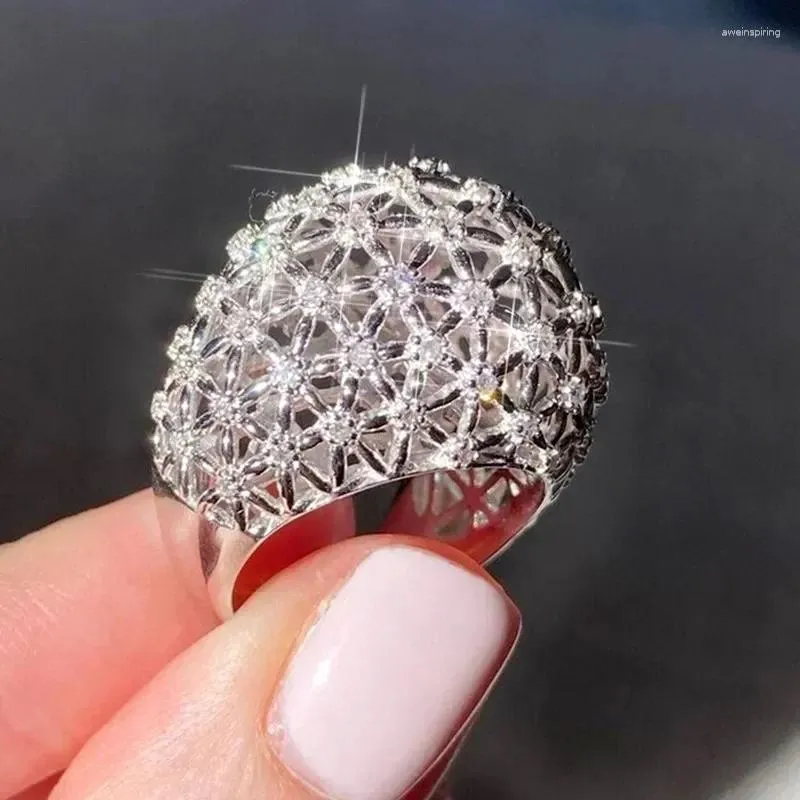 Anillos De Racimo Anillo De Diseño De Margarita De Lujo Ligero Con Patrón Hueco Primera Joyería De La Industria Pesada En Europa Y América Anillo Exagerado Femenino