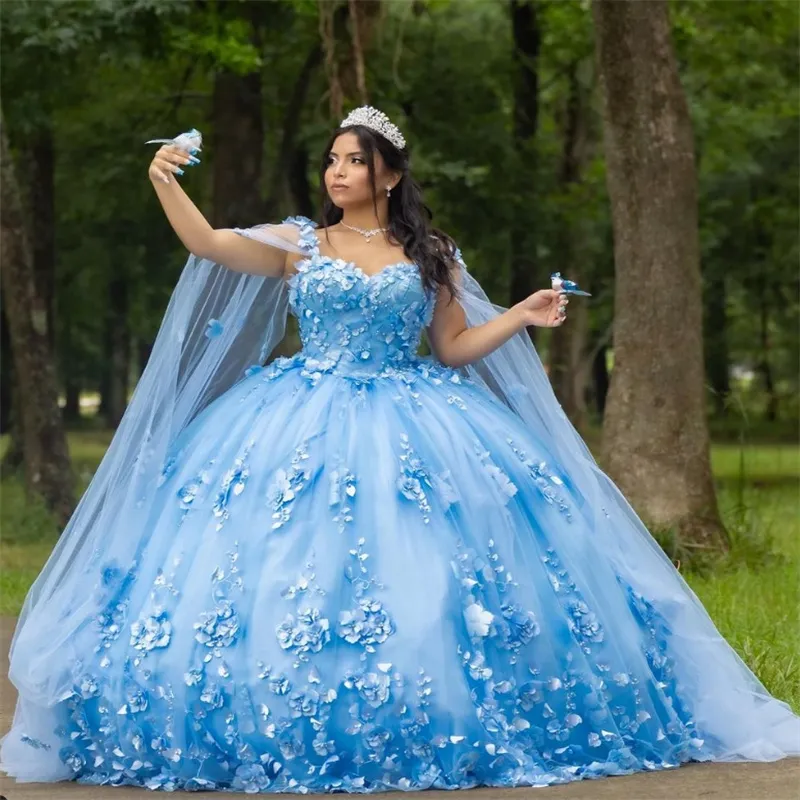 プラスサイズの青いフローラルQuinceanera Dresses Charro Vestidos De XV Mexicanos Sweet 16 Birthday Dressケープスリーブ写真