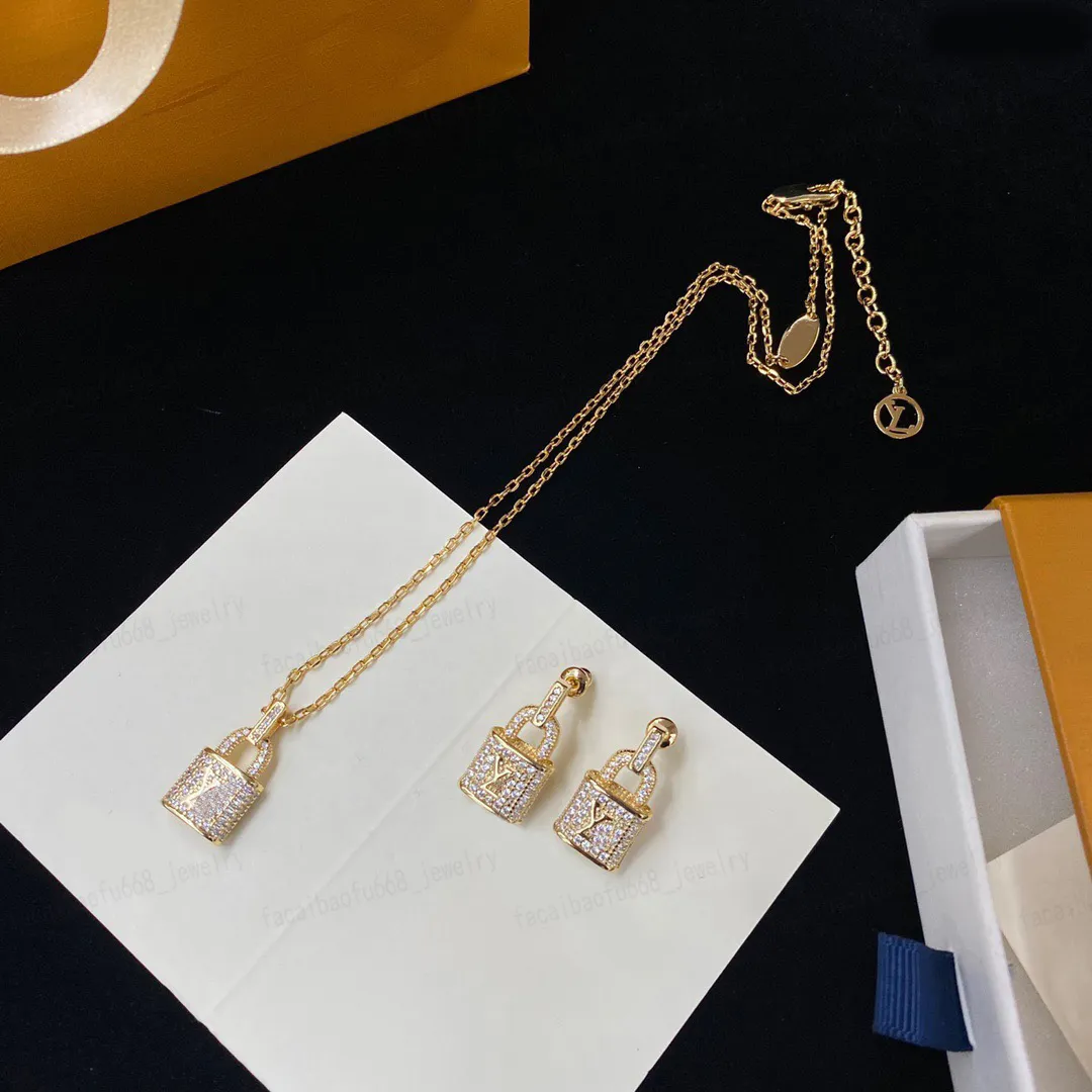 Embedden Zirkoon Gouden Alfabet lockhead hanger ketting oorbellen modeontwerper sieraden set geschenken van hoge kwaliteit