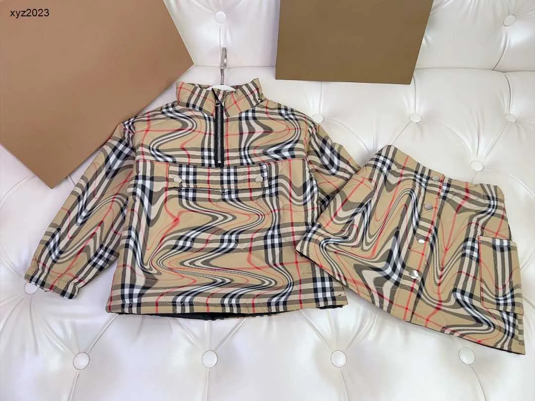 Модный хлопковый костюм для малышей, высококачественные платья для девочек, размер 100–150, клетчатая куртка и юбка на молнии с полным принтом, 20 октября