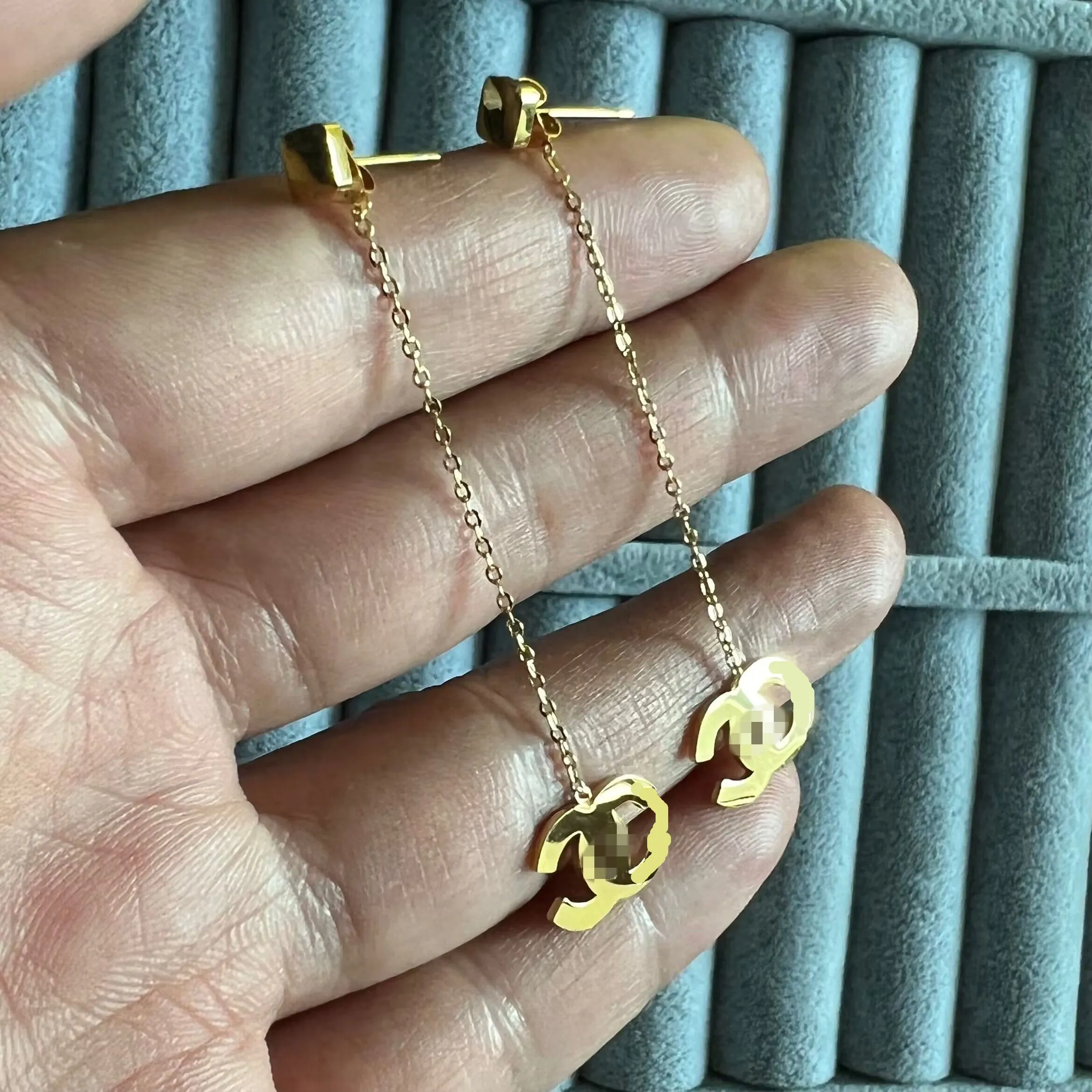 2024 ragazze designer originale di marca lunga nappa lettera stud acciaio inossidabile 316L oro 18 carati argento rosa donne lettera logo incidere orecchini pendenti gioielli festa di nozze