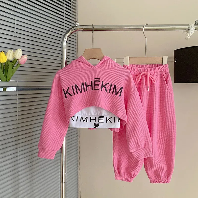 Kleidungssets Frühling Herbst Baby Mädchen Waffel Alphabet Crop HoodieKordelzug SweatpantTee Tops Kinder Trainingsanzug Kind 3PCS Outfit 19 Jahre 231020