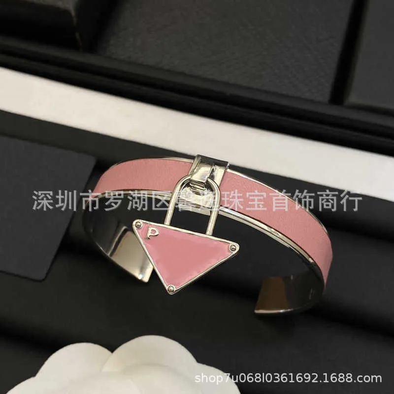 Bracelet de styliste en Triangle coloré pour femme, nouveau, avec lettres, Ins, mode Dopamine, artisanat polyvalent, 83D8