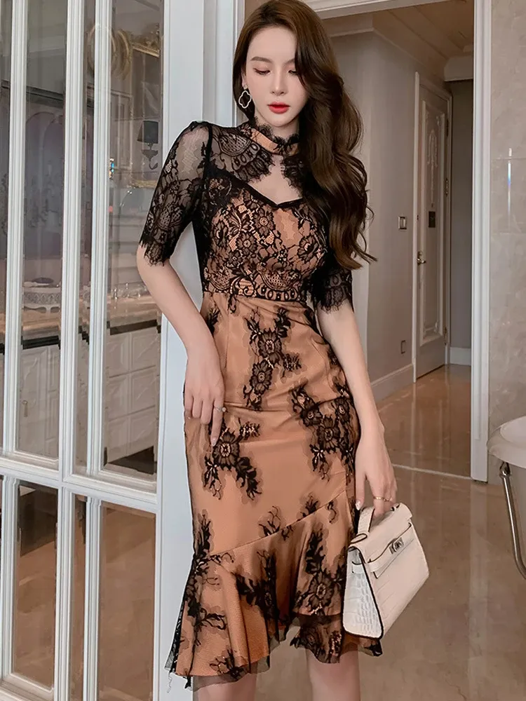 Grundläggande casual kvinnliga klänningar Summerlace Dress Women Luxury Sheer See Through Hook Flower Hollow Wrap Slim Midi Trumpet Robe Femme Sexy Retro Party Vestidos Summer 2024