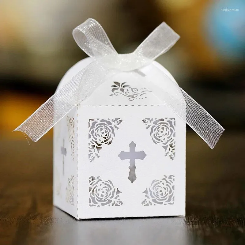 Present Wrap 50st Laser Cut Cross Rose Candy Box Baptism Bröllop Favor Förpackning med band Communion Dopning