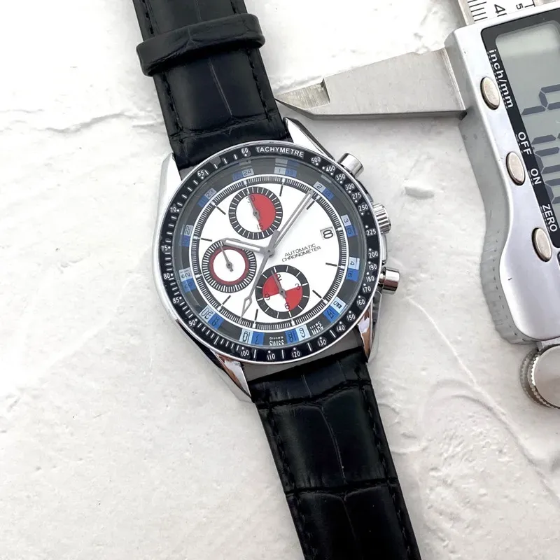 Erkekler Paslanmaz Çelik İzle Altı Dikiş En İyi Lüks Marka 42mm Tüm Dial Work Quartz Saatler Om Moda Kronograf Saati Deri Kayış