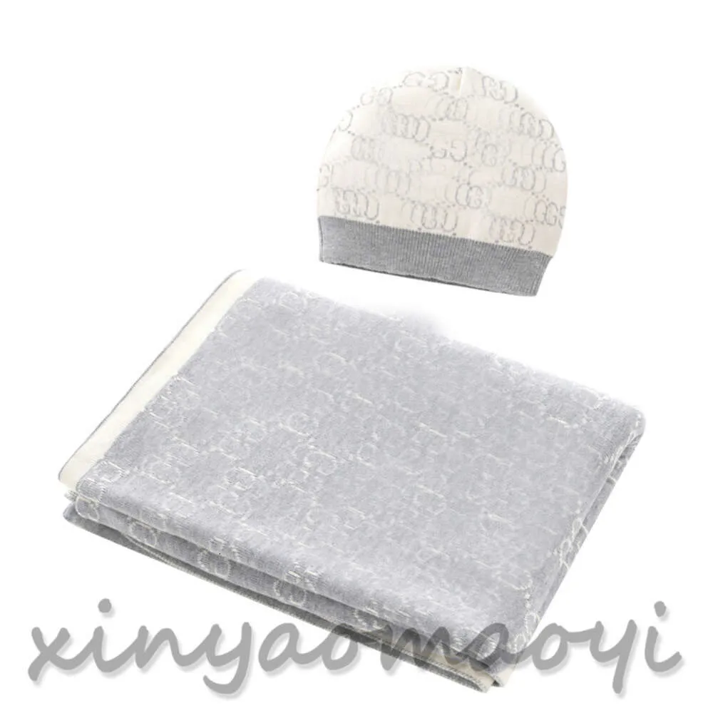 2023SS Baby Bawełna koce kapelusz chłopiec dziewczyna luksusowy dzianina Jacquard Designer Designer Access Coeter Mattress powóz Kołdra Połączenie 120x85