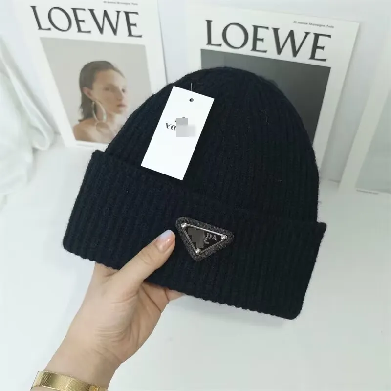 Çok Beanies Kış Beanie Erkekler Tasarımcı ve Kadınlar Lüks Üçgen Harfler Desen Örgü Şapkalar Yünlü Kapak Geometrik Unisex Sıcak Kafatası Şapkası Parti Hediyeleri