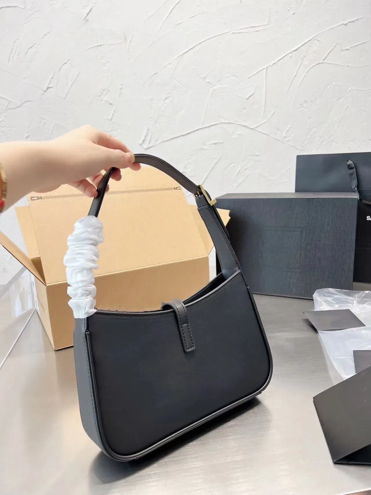 Sac messager de mode de luxe LE5A7, sac hobo en cuir lisse, sac à main à bandoulière de styliste