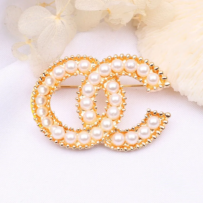 18 K chapado en oro encanto marca broche doble letra diseñador de lujo Pin de alta calidad para las mujeres broches de perlas joyería del banquete de boda 20 estilo