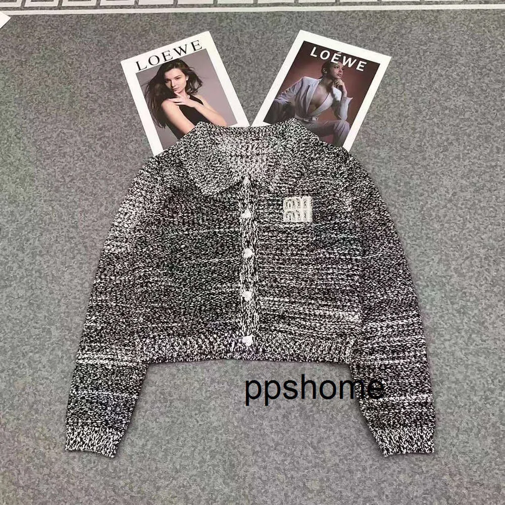 Mode ppshome Début de l'automne Nouveau produit Industrie lourde Diamant incrusté Lettre Amour Bouton Col Polo Couleur mélangée Cardigan tricoté Pull à manches longues pour femmes Ou