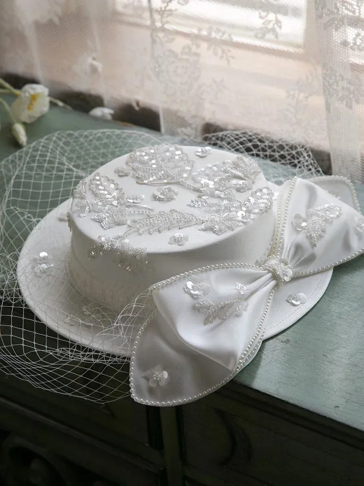 Boinas de gama alta para mujer, sombreros de satén planos blancos, sombrero de boda bordado, tocado con lazo de perlas, gorro elegante para mujer, sombreros