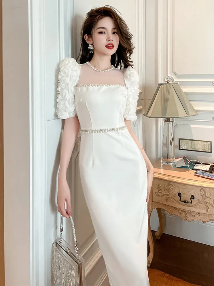 Femmes décontractées Robes de base Été Nouvelle robe formelle douce célébrité perle blanche longue fleurs en mailles divisées Slim Robe Femme Prom Party Vestido 2024