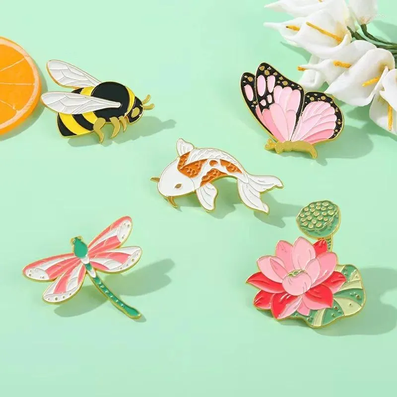 Spille personalizzate serie di piante animali carini smalto spilla farfalla pesce fiore distintivo in metallo borsa con risvolto regalo di gioielli per amico all'ingrosso