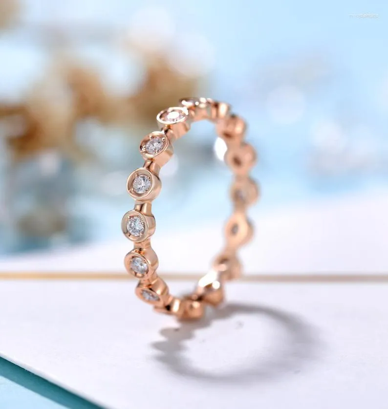 Bagues de cluster Tiny 14K Rose Gold Eternity Wedding Band Moissanite Bague pour femmes Cadeau d'anniversaire