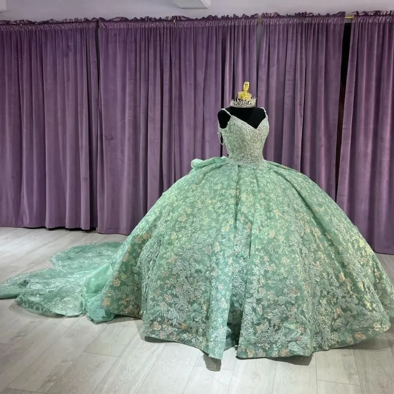 Salbeigrünes Quinceanera-Kleid mit Applikation, Stickerei, Perlen verziert, Spaghettiträger, Partykleid, Schnürung, Hofschleppe, Ballkleid 2024