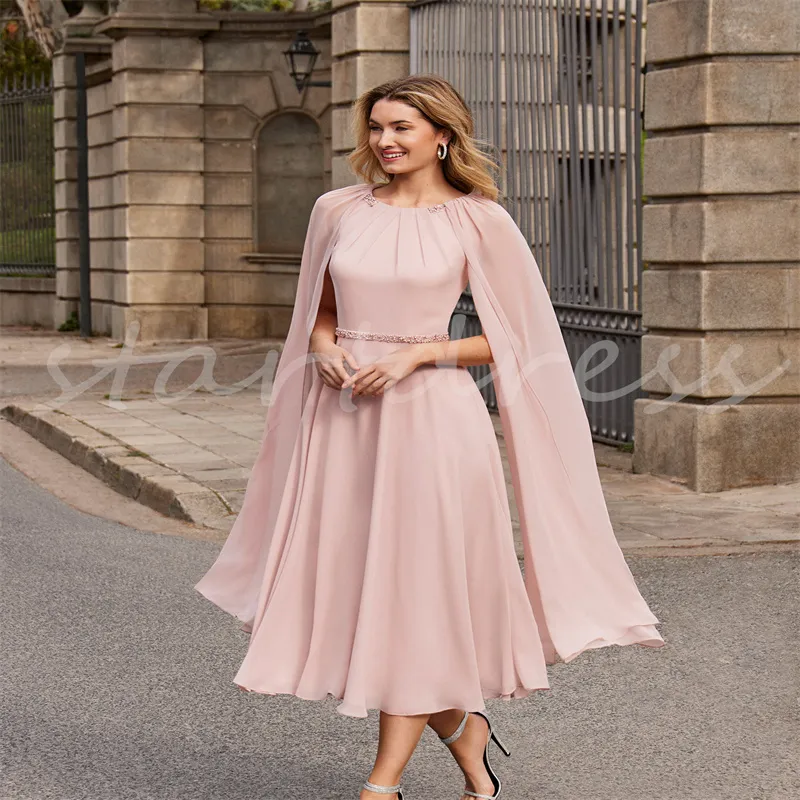 Stijlvolle Roze Moeder Van De Bruid Jurk Met Cape Mouw Elegante Kralen Midi Vrouwen Avondjurk 2024 Boho Bruiloft Gast Partij jassen Ronde Hals Vestidos De Gala Mujer