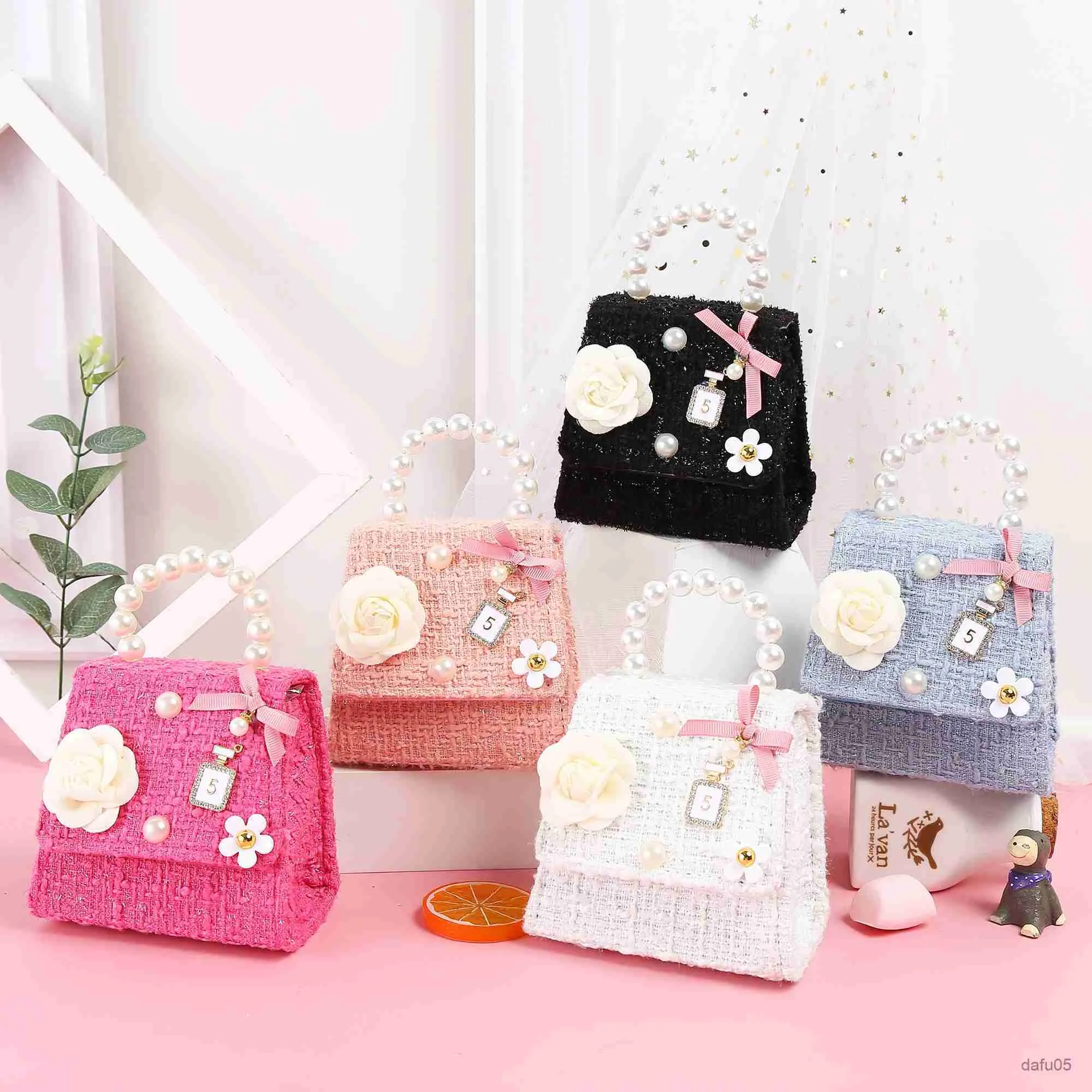 Handväskor Kids Girls Single Shoulder Bag Mini Plush Flowers Handväska med handtag söt crossbody väska