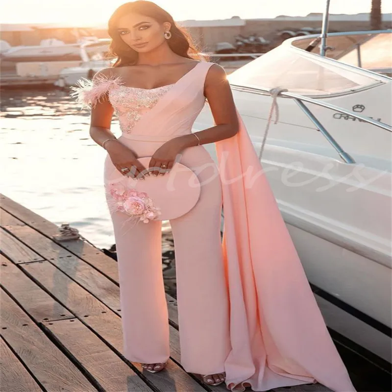 Saudiarabisk jumpsuitrosa bröllopsklänning med Cape -ärmar Elegant fjäder Civil Boho Bride Dress Paskistani Pantsuit Bridal Vestidos de Novia 2024 Boda Para Para