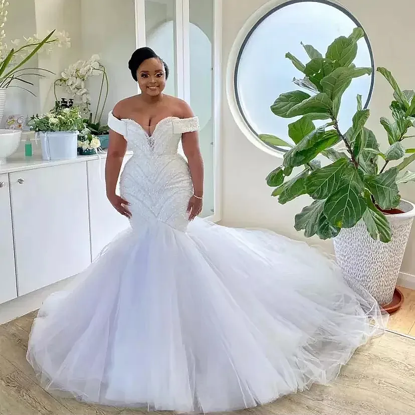 Luxury pärlstav sjöjungfru bröllopsklänning från axelvita långa tyll brudklänningar 2024 plus storlek afrikanska brudklänningar