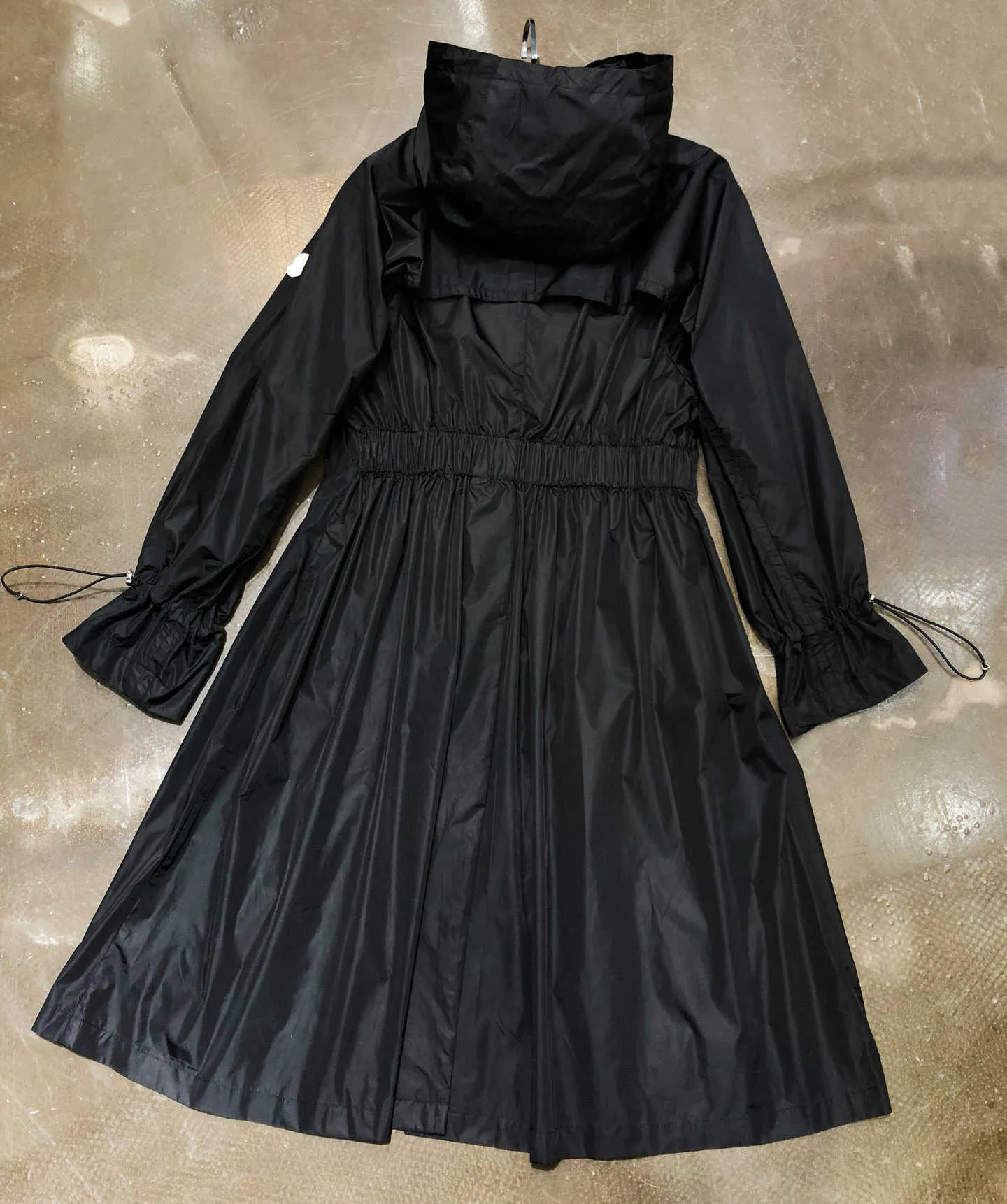 Tasarımcı Kadın Trench Ceketleri Palto Kapşonlu Nefes Alabilir Güneş Koruma Giysileri İşlemeli Kol Bantları Rüzgar Derbazı Sıradan Fit Güneş Koruyucu Ceket