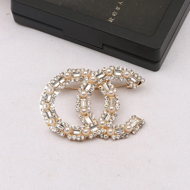 18 K chapado en oro encanto marca broche doble letra diseñador de lujo Pin para mujeres Rhinestone broches de perlas joyería del banquete de boda 20 estilo