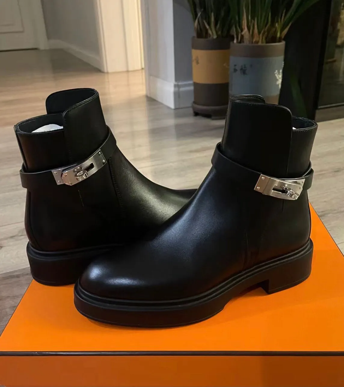 エレガントな女性Veo Ankle Boots Black Calfskin Leather Booties Palladium-Plated Backle Lug Sole Lady Motorcycle Booties Party Wedding Dress Boot EU35-42 with Box