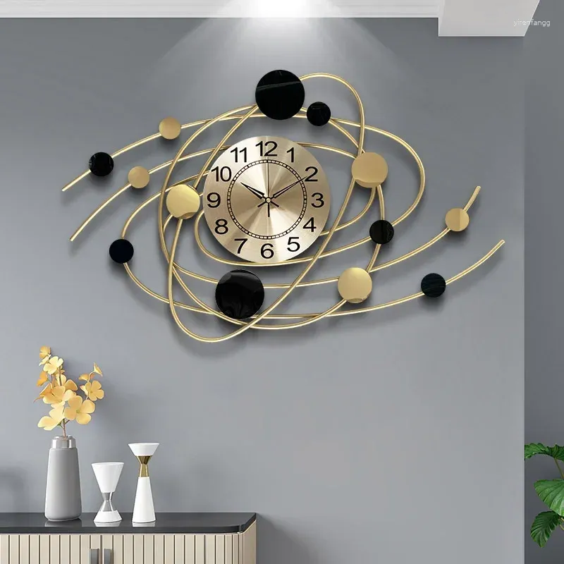 Horloges murales 73x44cm Grande horloge en métal Design moderne Bref Art Horologe Luxe Salon Décor à la maison Silencieux suspendu