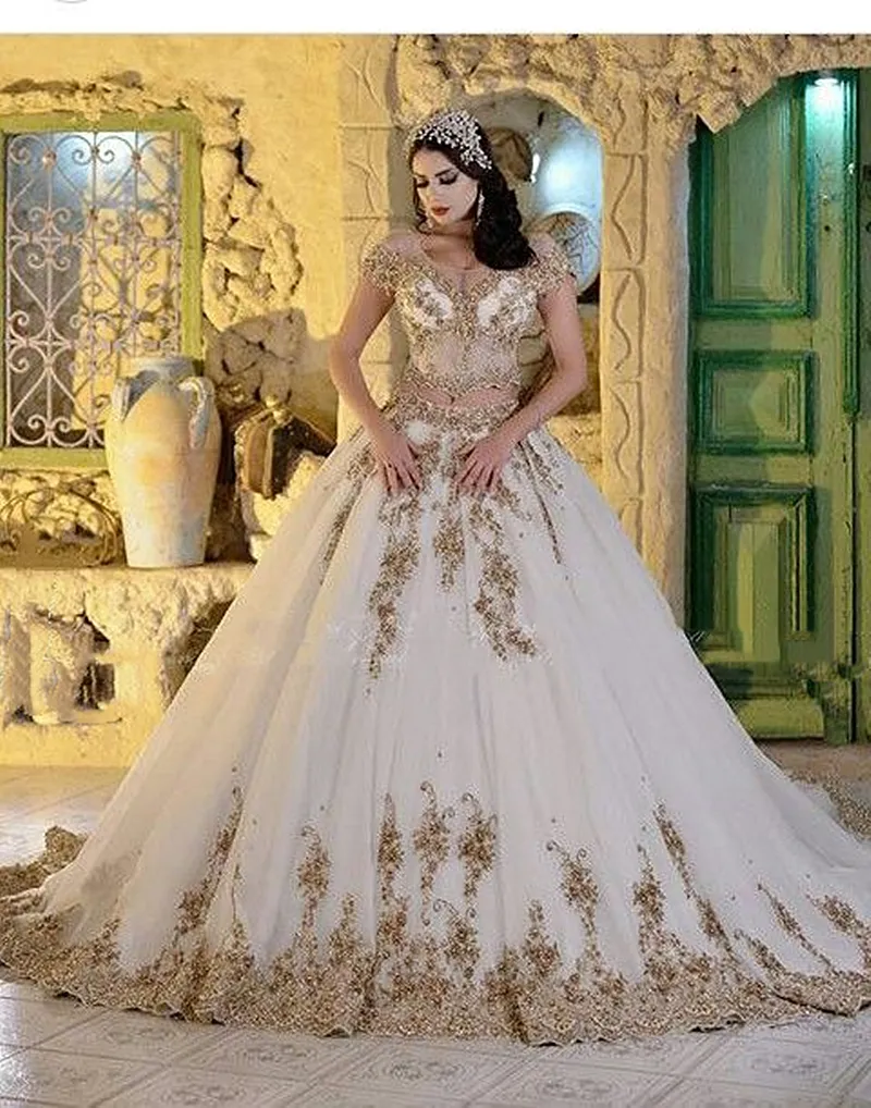 2024 Abito da sposa vintage Dubai India maniche corte Avorio e applicazioni di pizzo oro Due pezzi Abiti da sposa a-line Cristalli in rilievo Abiti da sposa lunghi classici