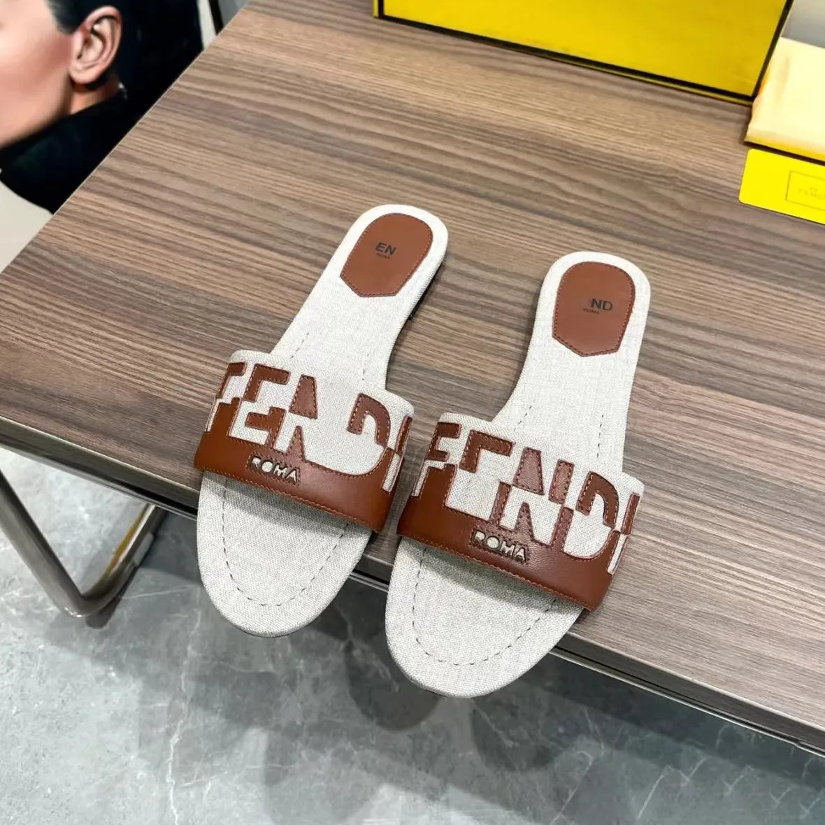 2023 Nieuwe luxe vrouwschoen canvas en zwarte designer Slipper bruin man sandaal buiten lederen glijbanen macaron laser gesneden schuifdoos stofzak